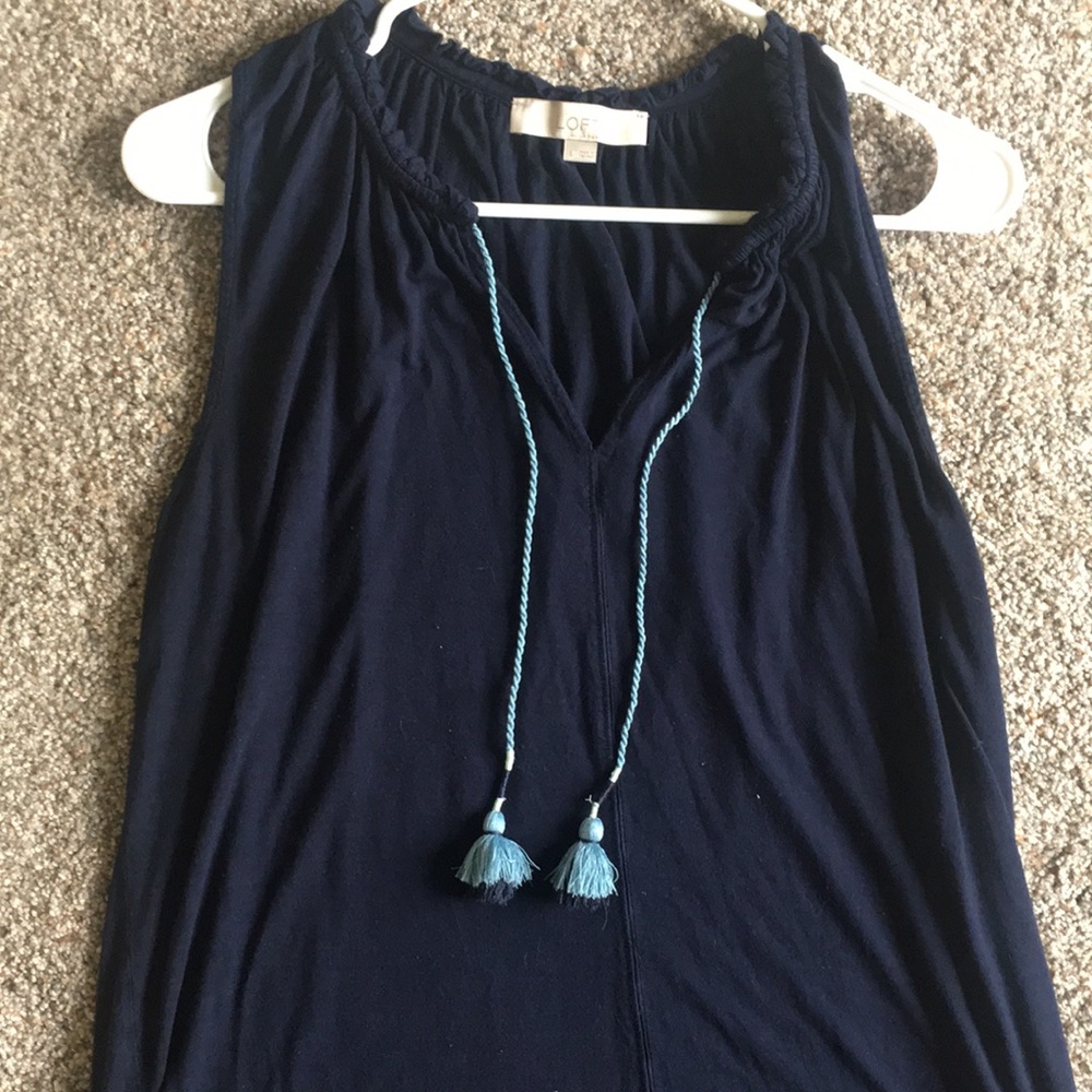 Sleeveless navy shirt